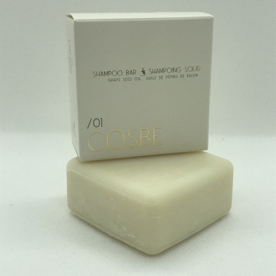 Barra sólida de champô bege com embalagem branca COSBÉ