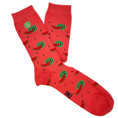 Meias vermelhas com padrão de fatias de melancia e pintas pretas.