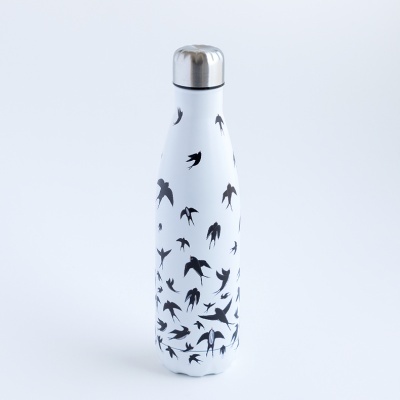 Garrafa térmica branca com pássaros pretos e tampa metálica