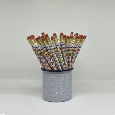 Copo cinzento com lápis decorativos coloridos