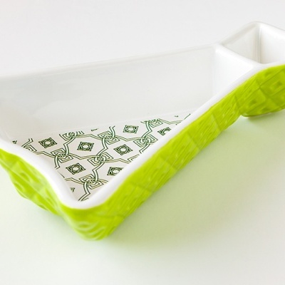 Tabuleiro cerâmico branco com padrão verde e exterior verde texturizado