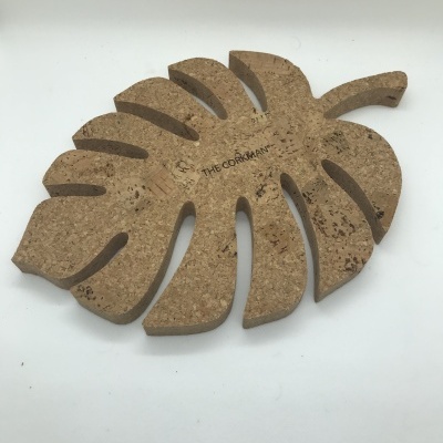 Suporte de cortiça em forma de folha com texto THE CORKMANN