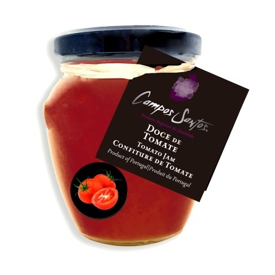 Frasco de vidro com doce de tomate e etiqueta preta com texto e imagem de tomates