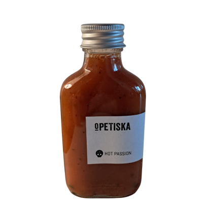 Frasco pequeno de vidro com molho vermelho e etiqueta O PETISKA HOT PASSION
