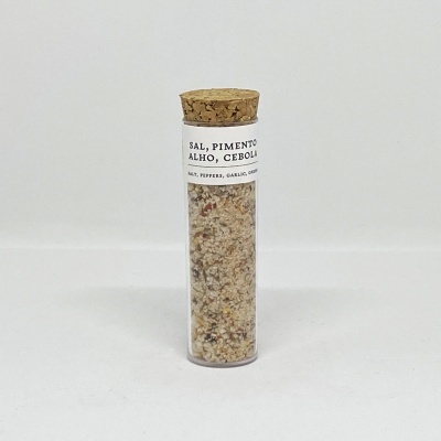 Frasco de vidro com tampa de cortiça e mistura de temperos sal, pimenta, alho e cebola