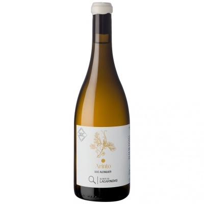 Garrafa de vinho Arinto AlcoBAcA 2020 com rótulo branco e dourado numa superfície branca