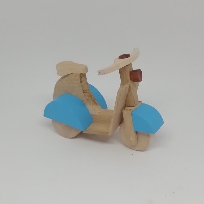 Modelo de scooter em madeira com guarda-lamas azuis