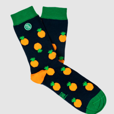Meias azuis escuras com padrão de ananáses amarelos e detalhes verdes e laranja