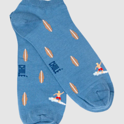 Meias azuis com padrão de penas e desenho de surfista