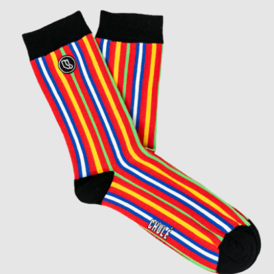 Meias coloridas às riscas com punhos pretos