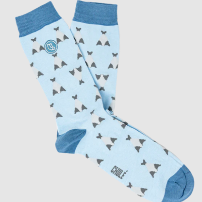 Meias azul claro com padrão de imagens pretas e brancas e detalhes azul escuro