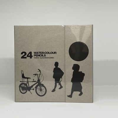 Caixa castanha de lápis de aguarela com 24 unidades e silhuetas pretas de bicicleta e crianças