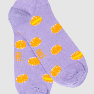 Meias curtas lilás com padrão de bolinhas amarelas e texto CHILLI