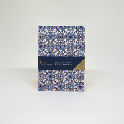 Produto embalado com padrão geométrico azul e castanho e texto 