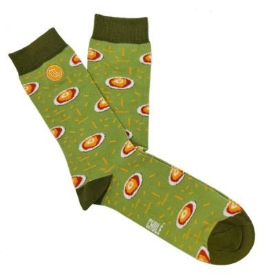 Meias verdes com padrão de ovos estrelados e detalhes em verde escuro