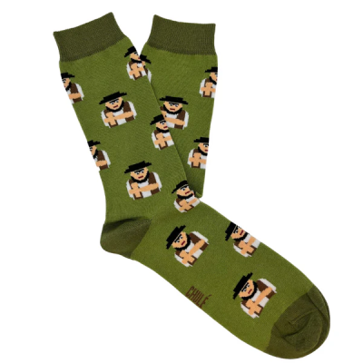Meias verdes com padrão de personagens vestindo chapéus pretos e coletes castanhos