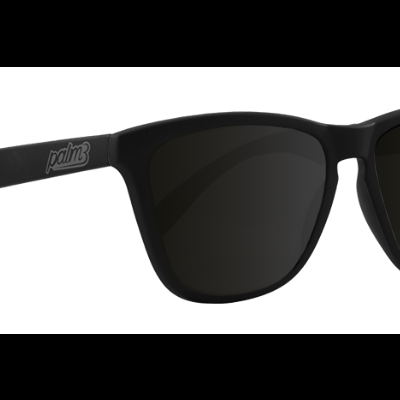 Óculos de sol pretos com lentes escuras e logótipo palm3 na haste esquerda