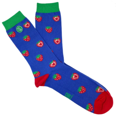meias azuis com morangos vermelhos, punho verde e detalhes vermelhos