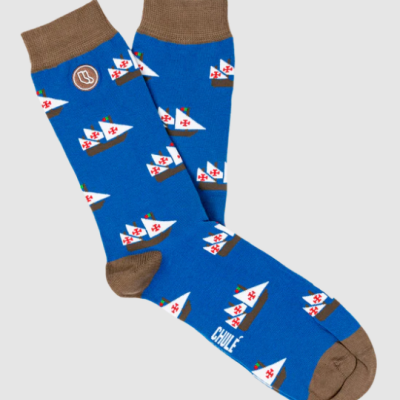 Meias azuis com padrão de barcos e detalhes castanhos