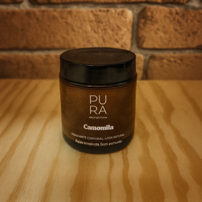 Frasco castanho de creme com tampa preta sobre madeira, fundo de tijolos