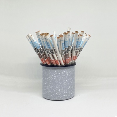 Palhinhas de papel coloridas em copo cinza com textura marmoreada