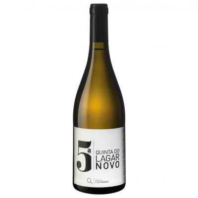 Garrafa de vinho branca com rótulo branco e texto preto