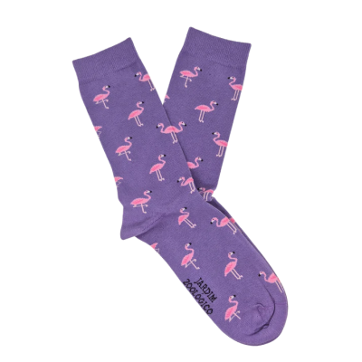 Meias roxas com flamingos cor-de-rosa e texto JARDIM ZOOLÓGICO na sola