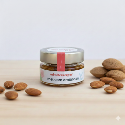 Frasco pequeno de mel com amêndoas rodeado por amêndoas descascadas e com casca sobre madeira