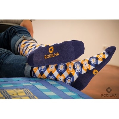 Meias coloridas com padrão geométrico e logotipo RODILHA