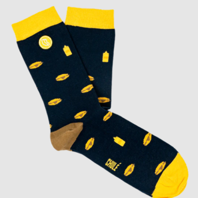 Meias azuis com padrão amarelo de pães e pacotes de leite