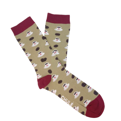Meias castanhas com padrão de xícaras de chá e grãos de café, detalhes vermelhos e texto CHULÉ.