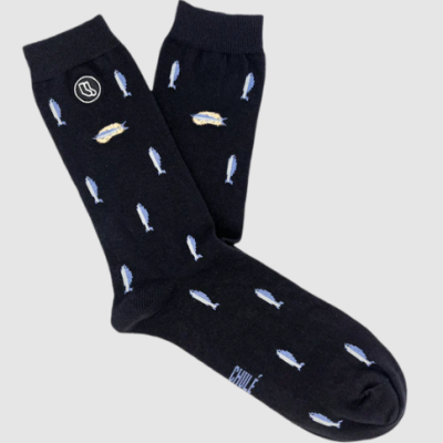 Meias pretas com padrão de peixes azuis e dourados, logo 'S' e palavra 'CHILE'.