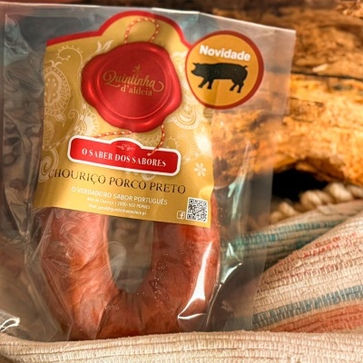 Embalagem de chouriço português Quintinha d'aldeia com etiqueta dourada e vermelha em saco plástico transparente.