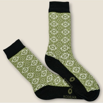 Meias verde padrão branco com detalhes pretos e texto RODILHA.