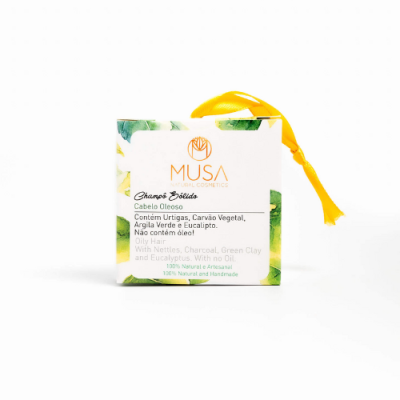 Sabonete MUSA Natural Cosmetics para cabelo oleoso numa caixa branca com detalhes verdes e amarelos e laço amarelo