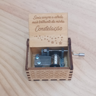 Caixa de música em madeira com gravação na tampa aberta