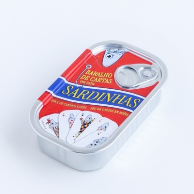 Baralho de cartas em lata com fundo vermelho e azul e ilustrações de peixes.