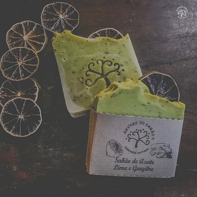 Sabonete artesanal com embalagem e fatias secas de limão ao fundo