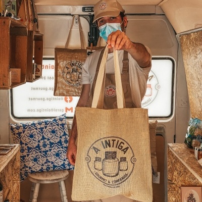 Sacola de tecido bege com estampa A INTIGA gourmet