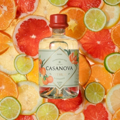 Garrafa de gin Casanova Citrus rodeada por rodelas de frutas cítricas