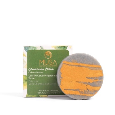 Condicionador sólido para cabelo oleoso MUSA com embalagem e produto redondo cinzento e laranja.