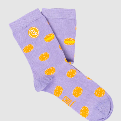 Meias lilás com padrão de bolas amarelas e laranja, texto CHULÉ