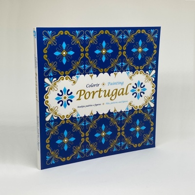 Livro para colorir 'Portugal' com capa azul e padrões decorativos