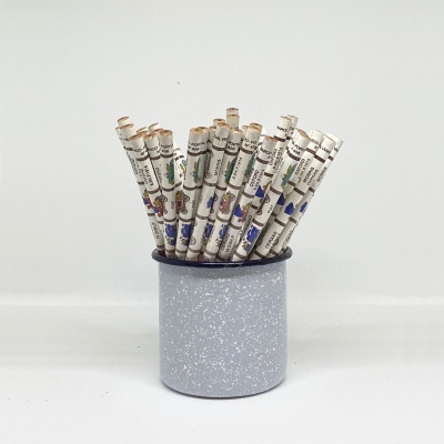 Lápis coloridos em suporte cinzento manchado