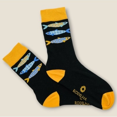 Meias pretas com detalhes amarelos e padrão de peixes coloridos