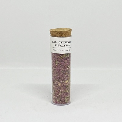 Frasco de vidro com sal, citrinos e alfazema e tampa de cortiça