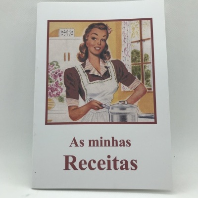 Livro de receitas com capa branca e imagem de mulher a cozinhar