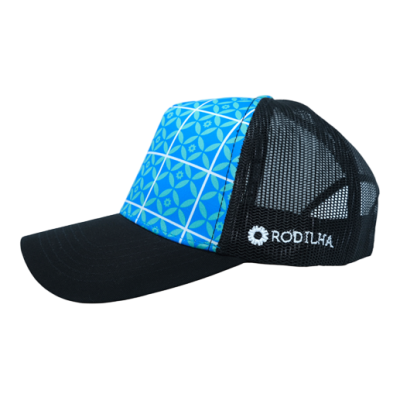 Boné azul com padrão geométrico e malha preta com texto RODILHA na lateral