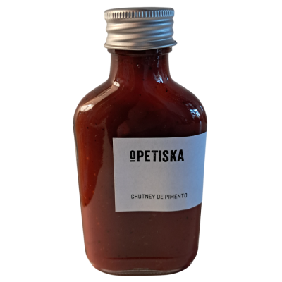 Frasco pequeno de vidro com chutney de pimento e etiqueta PETISKA
