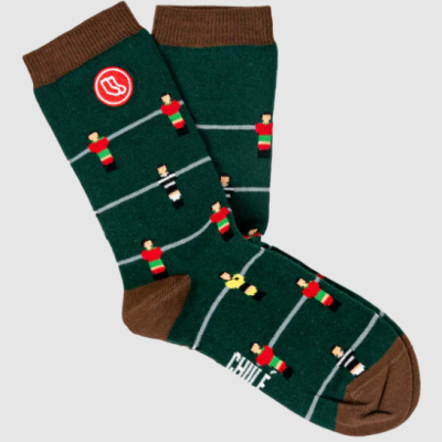 Meias verdes com padrões de jogadores de futebol e texto CHILE